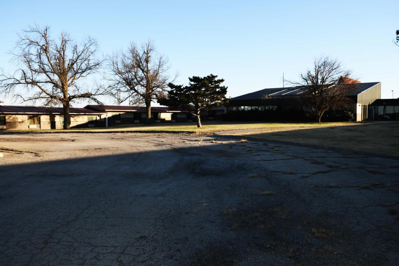 American Best Inn By Oyo I-35 Perry Near Lake Mcmurtry Bagian luar foto